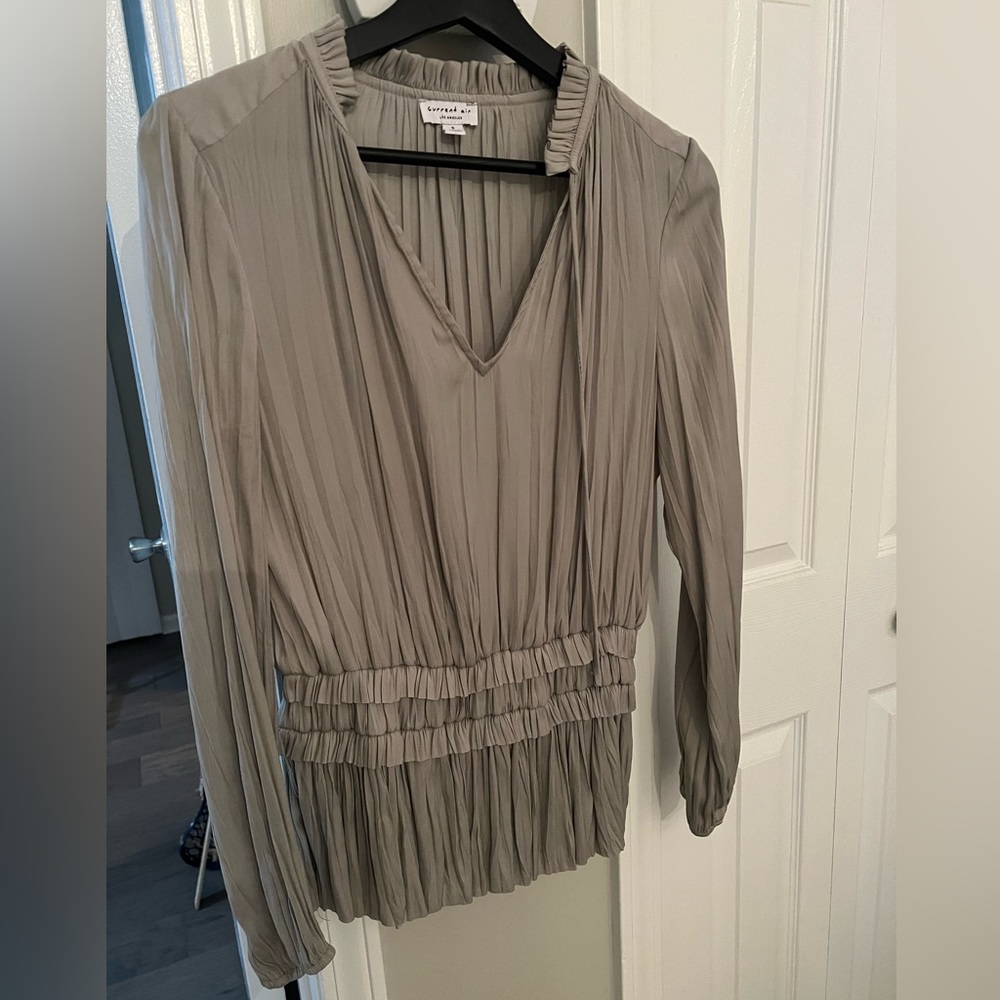 Gray/Silver cinched waist long sleeve blouse